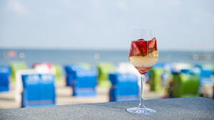 Erdbeerbowle am Strand