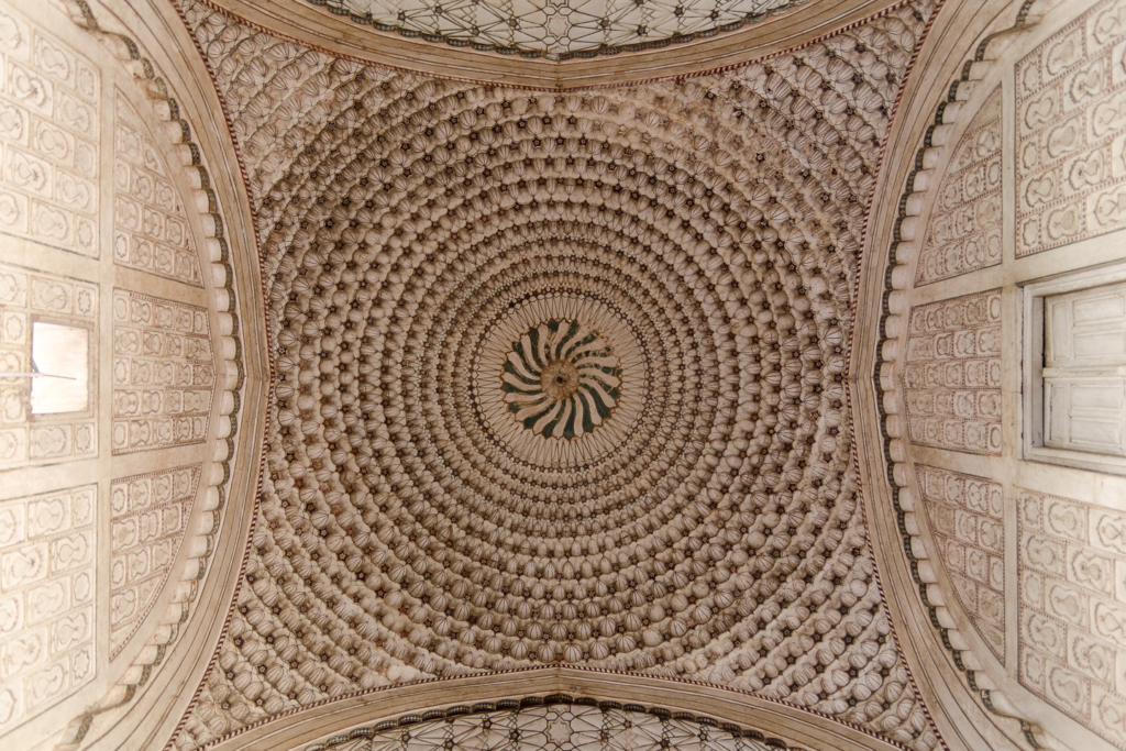Kuppel des Tors zu Bibi Ka Maqbara